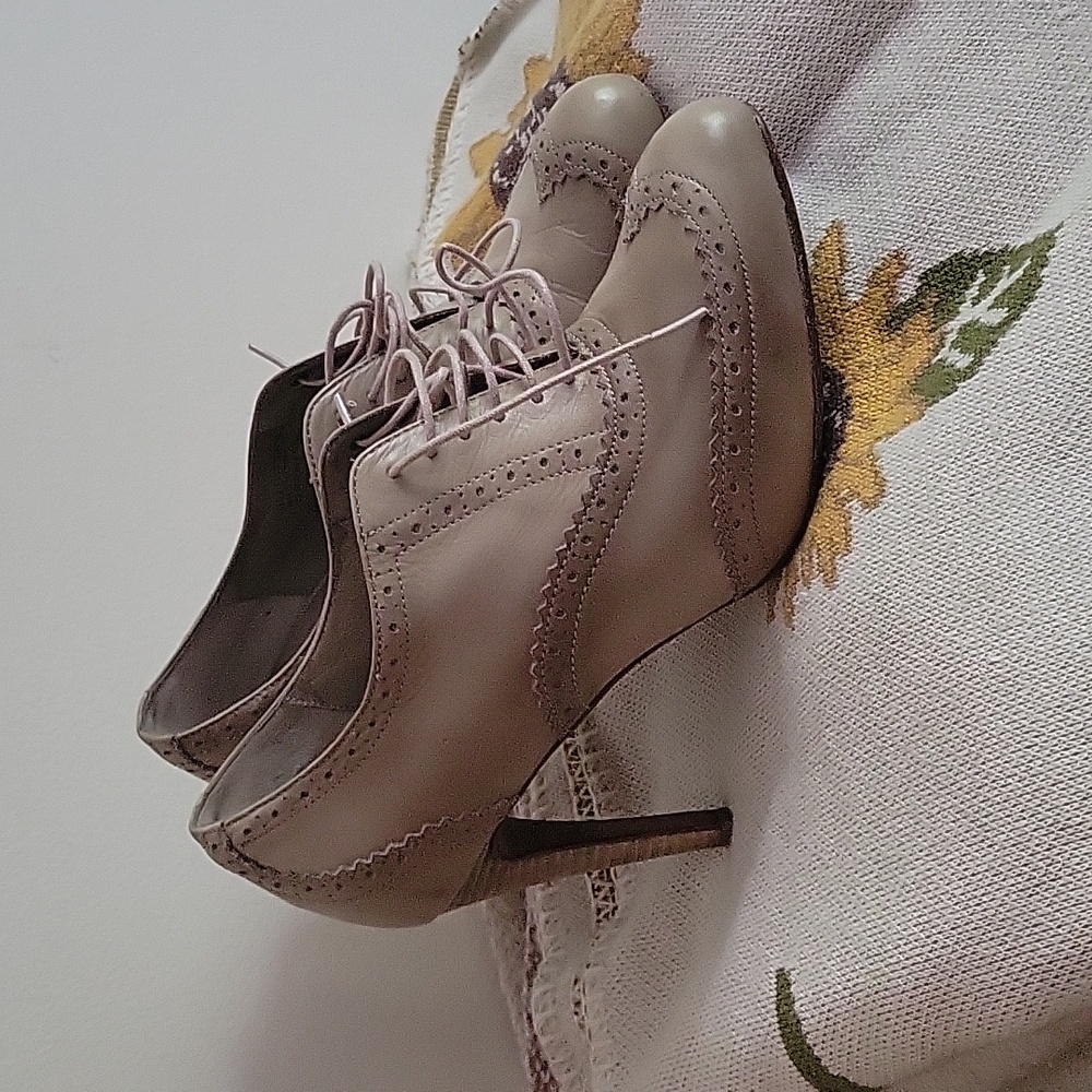 Cole hann Oxford style heels